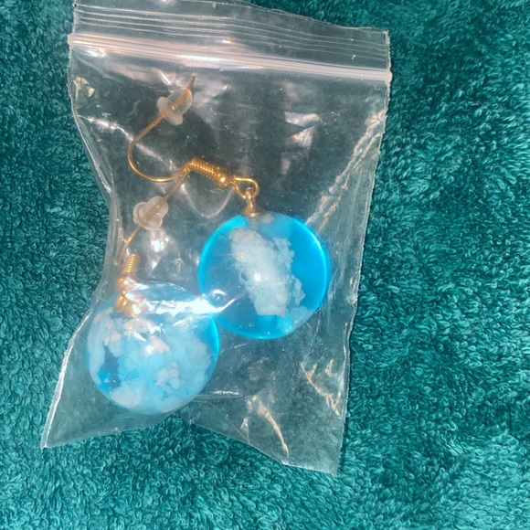 Cloud Marble-Like Earrings - Picture 2 of 2